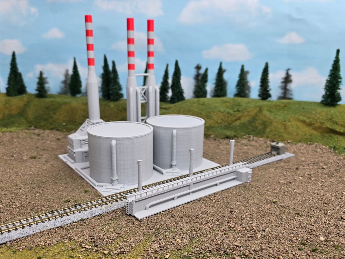N Scale Oil Refinery: Industrial Refining Excellence