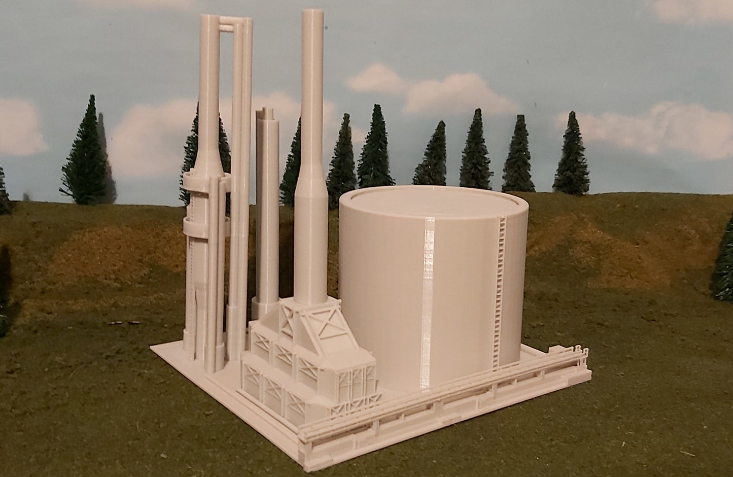 N Scale Deluxe Oil Refinery: Enhance Your Industrial Model Scene