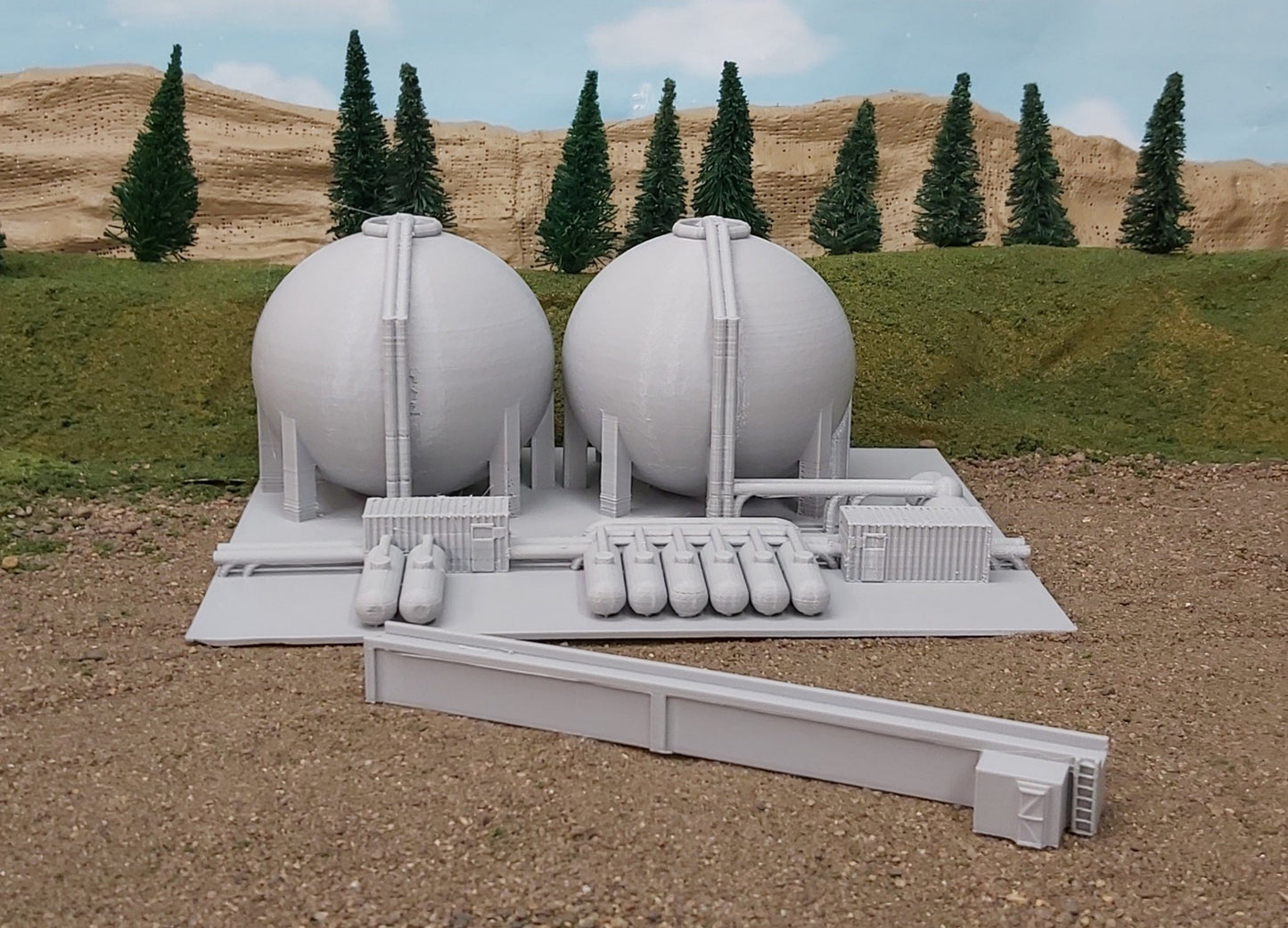 N Scale LNG Tank Farm: Todays Global Fuel