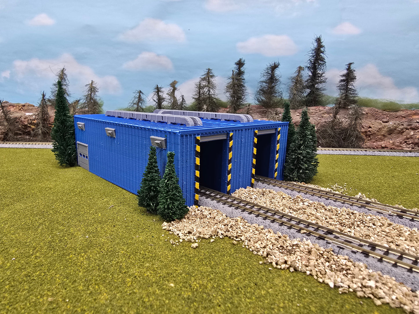 N Scale 2 bay engine shed in Color